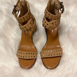 Jessica Simpson tan/nude small block heels